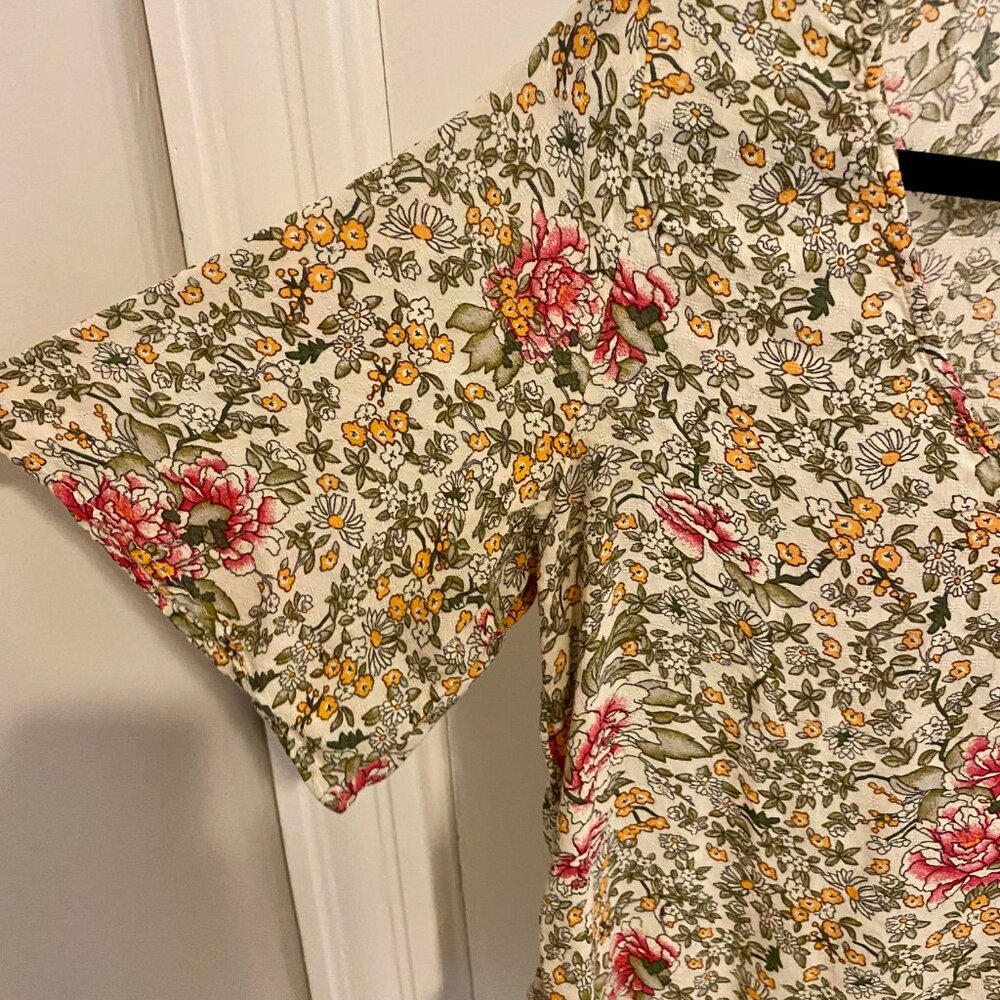 hinge Print Ruffle Hem Top - Picture 3 of 9